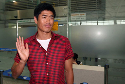 `스나이퍼' 설기현이 잉글랜드 프로축구 프리미어리그(EPL) 풀럼으로 복귀하기위해 30일 인천국제공항을 통해 출국하며 팬들에게 손을 흔들고 있다. 