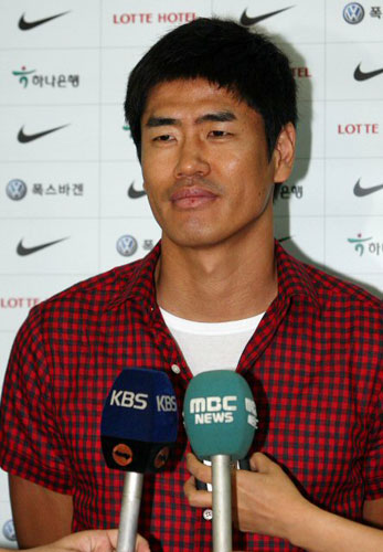 `스나이퍼' 설기현이 잉글랜드 프로축구 프리미어리그(EPL) 풀럼으로 복귀하기위해 30일 인천국제공항을 통해 출국하며 기자회견을 하고 있다. 