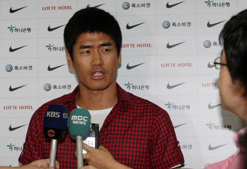 `스나이퍼' 설기현이 잉글랜드 프로축구 프리미어리그(EPL) 풀럼으로 복귀하기위해 30일 인천국제공항을 통해 출국하며 기자회견을 하고 있다. 
