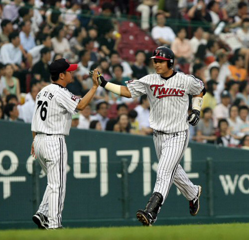   30일 서울 잠실야구장에서 열린 프로야구 LG와 롯데의 경기에서 2회말 LG박병호가 선두타자로 나와 홈런을 날린 후 3루 주루코치와 하이파이브를 하고 있다. 