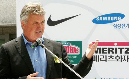  1일 오전 경기도 수원시 오목천동 경기도장애인종합복지관에 건립된 미니축구장 '히딩크 드림필드 3호' 개장식에 참가한 히딩크 전 축구국가대표팀 감독이 인사말을 하고 있다. 