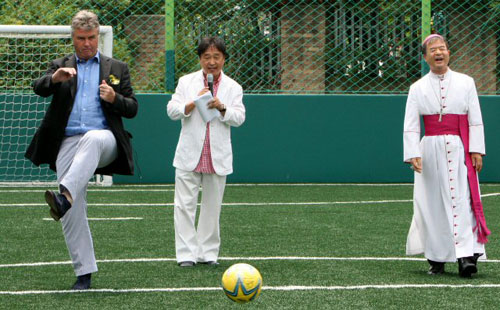  1일 오전 경기도 수원시 오목천동 경기도장애인종합복지관에 건립된 미니축구장 '히딩크 드림필드 3호' 개장식에 참가한 히딩크 전 축구국가대표팀 감독이 시축을 하고 있다. 오른쪽은 천주교 수원교구장 이용훈 주교. 