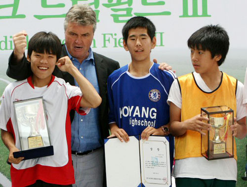 1일 오전 경기도 수원시 오목천동 경기도장애인종합복지관에 건립된 미니축구장 '히딩크 드림필드 3호' 개장식에 참가한 히딩크 전 축구국가대표팀 감독이 2009 경기도 장애인 풋살대회 시상식 후 선수들과 "파이팅"을 외치고 있다. 