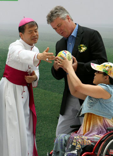 1일 오전 경기도 수원시 오목천동 경기도장애인종합복지관에 건립된 미니축구장 '히딩크 드림필드 3호' 개장식에 참가한 히딩크 전 축구국가대표팀 감독이 한 장애인으로부터 그림이 그려진 축구공을 선물받고 있다. 