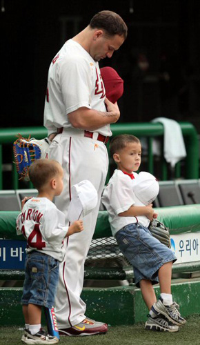   1일 서울 목동구장에서 벌어진 2009 프로야구 히어로즈와 두산 경기 시작 전 히어로즈 브룸바 가족이 애국가가 울리는 동안 예를 갖추고 있다. 