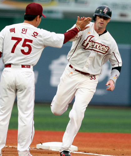  1일 서울 목동구장에서 열린 2009 프로야구 두산과 히어로즈 경기 1회말 선두타자로 나선 히어로즈 클락이 오른쪽 담장을 넘는 솔로홈런을 쏘아올린 뒤 백인호 주루코치와 하이파이브를 하고 있다. 