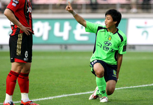 1일 전주월드컵경기장에서 열린 '2009 하나은행컵 FA컵 선수권대회 16강' 전북 현대와 FC서울의 경기에서 전북 이현승이 선취 헤딩골을 넣고 기뻐하고 있다. 