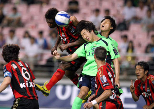 1일 전주월드컵경기장에서 열린 '2009 하나은행컵 FA컵 선수권대회 16강' 전북 현대와 FC서울의 경기에서 서울 아디가 헤딩슛을 시도하고 있다. 