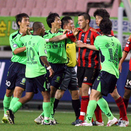 1일 전주월드컵경기장에서 열린 '2009 하나은행컵 FA컵 선수권대회 16강' 전북 현대와 FC서울의 경기에서 플레이가 과열되면서 양팀 선수들이 몸싸움을 벌이고 있다. 