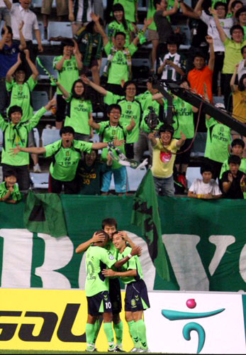 1일 전주월드컵경기장에서 열린 '2009 하나은행컵 FA컵 선수권대회 16강' 전북 현대와 FC서울의 경기에서 전북 이동국이 추가골을 넣자 팬들이 환호하고 있다. 