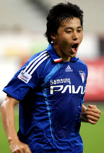 1일 부산 아시아드주경기장에서 열린 프로축구 2009 하나은행 FA컵 본선 16강 부산-수원 경기에서 수원 백지훈이 선제골을 넣은 뒤 환호하고 있다. 