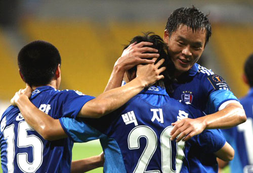 1일 부산 아시아드주경기장에서 열린 프로축구 2009 하나은행 FA컵 본선 16강 부산-수원 경기에서 수원 백지훈이 선제골을 넣은 뒤 동료들의 축하를 받고 있다. 
