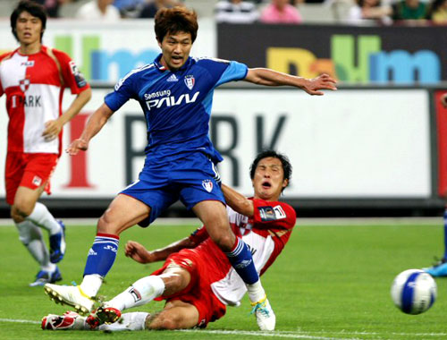 1일 부산 아시아드주경기장에서 열린 프로축구 2009 하나은행 FA컵 본선 16강 부산-수원 경기에서 수원 이상호의 돌파를 부산 홍성요가 넘어지며 저지하고 있다.
 