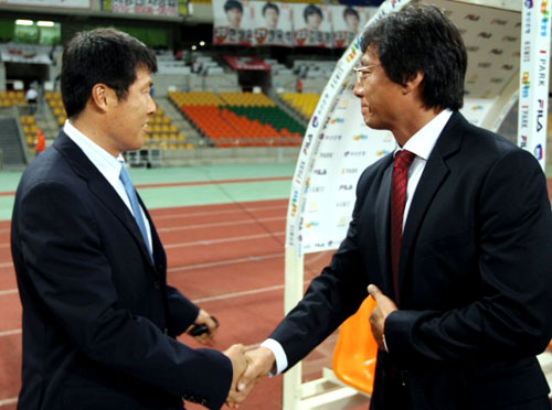 1일 부산 아시아드주경기장에서 열린 프로축구 2009 하나은행 FA컵 본선 16강 부산-수원 경기에 앞서 수원 차범근(왼쪽)감독과 부산 황선홍 감독이 악수하고 있다. 