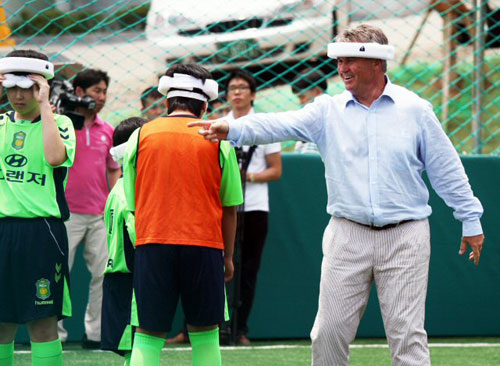 2일 오전 전북도립장애인복지관에서 열린 시각장애인 축구장 '히딩크 드림필드 4호' 개장식에서 거스 히딩크 전 축구 국가대표팀 감독이 시각장애 아동들과 시범경기를 하고 있다. 