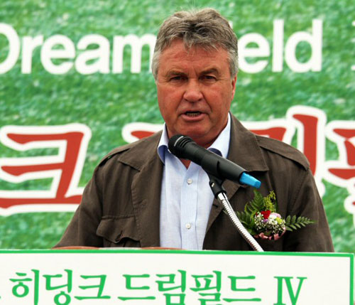 개장식에서 거스 히딩크 전 축구 국가대표팀 감독이 인사말을 하고 있다. 