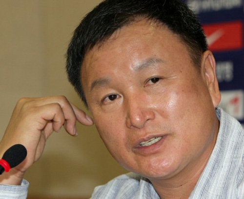 2010년 월드컵이 열릴 남아공을 답사하고 귀국한 허정무 감독이 6일 서울 종로구 대한축구협회에서 열린 기자회견에서 고지적응 등의 문제에 대해 설명하고 있다. 