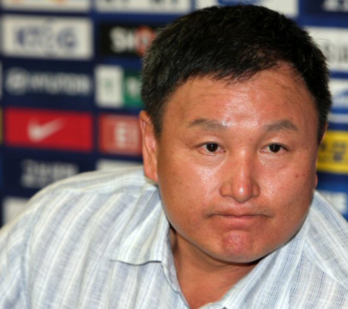   2010년 월드컵이 열릴 남아공을 답사하고 귀국한 허정무 감독이 6일 서울 종로구 대한축구협회에서 열린 기자회견에서 질문에 귀기울이고 있다. 