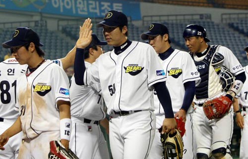   7일 서울 잠실야구장에서 벌어진 2009 프로야구 두산 베어스-SK 와이번스 경기, 두산 선수들이 SK를 상대로 4대2로 승리한 후 하이파이브를 하고 있다. 