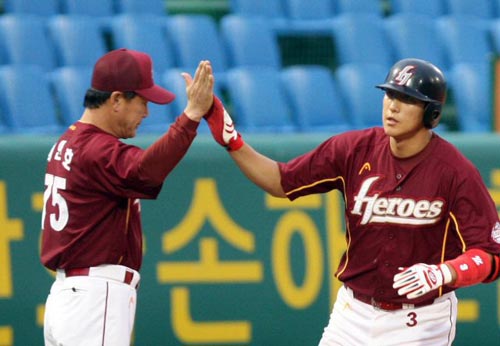7일 대전 한밭야구장에서 열린 2009 프로야구 한화 이글스-히어로즈 경기, 히어로즈 황재균(오른쪽)이 2회초 1점 홈런을 친 후 3루 코치와 하이파이브를 하고 있다. 