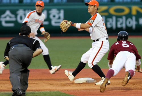 7일 대전 한밭야구장에서 열린 2009 프로야구 한화 이글스-히어로즈 경기, 히어로즈 김일경(오른쪽)이 2루 도루를 시도하고 있다. 