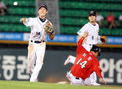   7일 서울 잠실야구장에서 벌어진 2009 프로야구 두산 베어스-SK 와이번스 경기, 두산 2루수 고영민(왼쪽)이 6회초 1사 1, 2루 상황에서 SK 나주환의 내야 땅볼 때 1루 주자 최정을 포스아웃 시킨후 더블플레이를 위해 1루로 송구하고 있다. 
