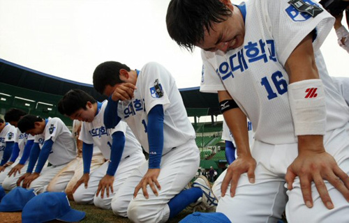 동의대가 8일 전국대학야구 하계리그 결승에서 성균관대에 2-1로 승리했다. 헹가래 세리머니도 없이 선수들은 목동구장 그라운드에 모여 고인의 명복을 빌었다. 땀과 눈물의 묵념이다. 부산고에서 메이저리거 추신수를 길러낸 故 조성옥 감독은 지난 4월 대학야구 춘계리그에서 동의대를 정상에 올려놓은 뒤 간암이 발견돼 투병해오다 4일 별세했다.
 