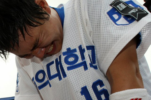 故 조성옥 감독의 동의대가 8일 전국대학야구 하계리그 결승에서 성균관대에 2-1로 승리했다. 헹가래 세리머니도 없이 선수들은 목동구장 그라운드에 모여 고인의 명복을 빌었다. 땀과 눈물의 묵념이다. 부산고에서 메이저리거 추신수를 길러낸 故 조성옥 감독은 지난 4월 대학야구 춘계리그에서 동의대를 정상에 올려놓은 뒤 간암이 발견돼 투병해오다 4일 별세했다. 