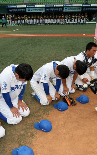 故 조성옥 감독의 동의대가 8일 전국대학야구 하계리그 결승에서 성균관대에 2-1로 승리했다. 헹가래 세리머니도 없이 선수들은 목동구장 그라운드에 모여 고인의 명복을 빌었다. 성균관대 선수들도 더그아웃에서 함께 묵념을 했다. 부산고에서 메이저리거 추신수를 길러낸 故 조성옥 감독은 지난 4월 대학야구 춘계리그에서 동의대를 정상에 올려놓은 뒤 간암이 발견돼 투병해오다 4일 별세했다. 