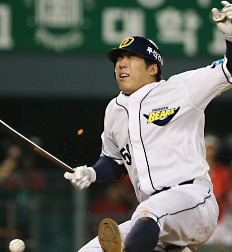   8일 서울 잠실야구장에서 열린 2009 프로야구 SK와 두산과의 경기 4회말 1사 1루에서 두산 김현수가 SK 글로버가 던진공에 몸을 맞고 괴로워하고 있다. 