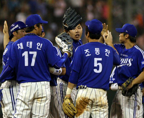   8일 경남 마산구장에서 열린 프로야구 롯데 대 삼성경기에서 삼성 선수들이 승리의 기쁨을 나누고 있다. 