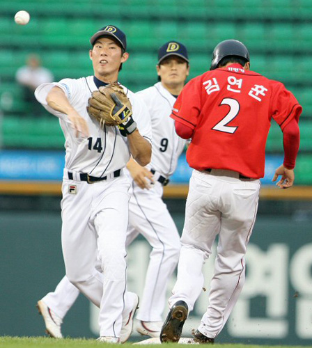   8일 서울 잠실야구장에서 열린 2009 프로야구 SK와 두산과의 경기 2회초 1사 1.2루에서 SK박재상의 내야땅볼로 1루주자 김연훈이 2루에서 포스아웃되고 있다. 