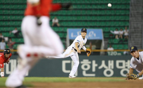   8일 서울 잠실야구장에서 열린 2009 프로야구 SK와 두산과의 경기 6회초 1사 만루에서 SK 김재현의 내야땅볼시 두산 이대수가1루주자 SK박재상을 2루에서 아웃시킨 뒤 1루로 송구한 공을 바라보고 있다. 