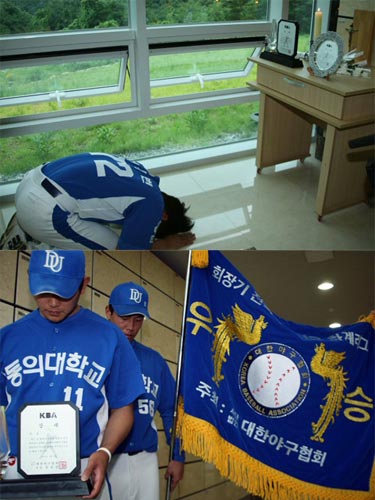 9일 경남 양산 하늘공원에서 2009 전국대학야구 하계리그 우승을 차지한 동의대 야구팀 이상번 코치가 지난 4일 지병으로 별세한 고 조성옥 감독의 납골함 앞에서 큰절을 올리고 있다. 이 코치는 고 조성옥 감독의 납골함 앞에서 “약속한대로 우승하고 돌아왔습니다”라고 말하며 흐느꼈다.(사진 위)<br><br>동의대 야구팀 문광은(왼쪽)과 주장 이인영이 각각 우승 상패와 우승기를 들고 고 조성옥 감독의 납골함 앞에서 고개를 숙이고 있다.(사진 아래) 