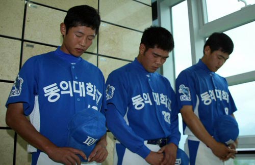 2009 전국대학야구 하계리그에서 성균관대를 물리치고 정상에 오른 동의대 야구 선수들이 지난 4일 지병으로 별세한 고 조성옥 감독의 유해가 모셔져 있는 경남 양산의 하늘공원을 찾아 참배하고 있다. 