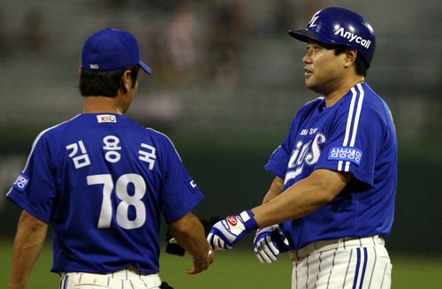 9일 마산야구장에서 열린 2009 프로야구 롯데 자이언츠-삼성 라이온즈 경기,  삼성 양준혁(오른쪽)이 5회초 1사 상황에서 번트 안타로 1루까지 나간 후 코치와 대화를 나누고 있다. 