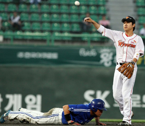  10일 인천 문학구장에서 열린 프로야구 SK 와이번스-삼성 라이온즈의 경기. 4회초 1사 1루에서 삼성 현재윤의 내야 땅볼때 2루에서 포스아웃을 당한 양준혁이 그라운드에 엎드려 아쉬워하고 있다. SK 유격수는 나주환. 