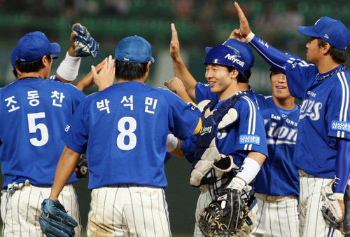  10일 인천 문학구장에서 열린 프로야구 SK 와이번스-삼성 라이온즈의 경기에서 7대 2로 승리를 거둔 삼성 선수들이 마운드에 모여 기쁨을 나누고 있다. 
