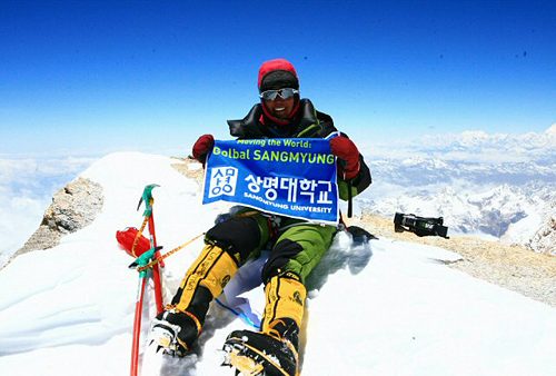 11일(한국시간) 히말라야 낭가파르밧 정상에 오른 뒤 하산하던 여성 산악인 고미영(41)씨가 하산 도중에 실종됐다. 고미영씨의 후원사인 코오롱스포츠는 "현재 파키스탄 정부에 구조 요청을 해놓은 상태이며 회사에서도 대책회의를 하고 있다"고 12일 밝혔다. 사진은 지난 5월 18일 캉첸중가(8,603m)를 등정한 모습. 