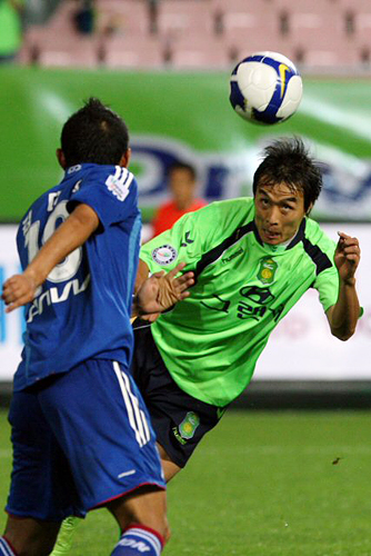 프로축구 전북 현대가 '라이언 킹' 이동국의 극적인 동점골에 힘입어 수원 삼성과 무승부를 기록했다.

전북은 12일 전주월드컵경기장에서 열린 2009 K-리그 15라운드 홈 경기에서 전반 15분 수원 공격수 하태균에게 선제골을 내줬지만 후반 7분 이동국이 동점골을 터뜨려 1-1로 비겼다.
 