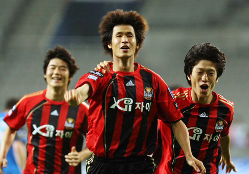 12일 서울 상암 월드컵경기장에서 열린 프로축구 K-리그 FC서울과 인천의 경기 첫 골을 성공시킨 서울 정조국이 골 세리머니를 펼치고 있다. 