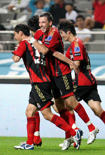 12일 서울 상암 월드컵경기장에서 열린 프로축구 K-리그 FC서울과 인천의 경기에서 서울 데얀이 팀의 세번째 골을 성공시킨 뒤 동료들과 함께 기뻐하고 있다. 