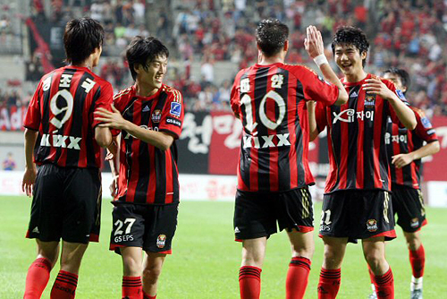12일 서울 상암 월드컵경기장에서 열린 프로축구 K-리그 FC서울과 인천의 경기에서 서울 데얀이 팀의 네번째 골을 성공시킨 뒤 동료들과 기뻐하고 있다. 