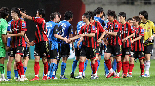 12일 서울 상암 월드컵경기장에서 열린 프로축구 K-리그 FC서울과 인천의 경기에서 5-1 승리를 거둔 서울 선수들이 경기가 끝난 뒤 인천 선수들과 인사를 나누고 있다. 