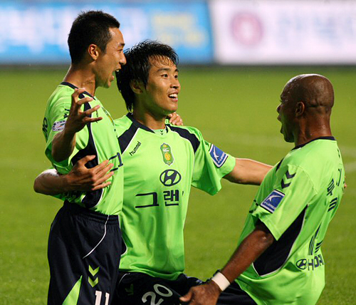전북 이동국이 12일 전주월드컵경기장에서 열린 프로축구 K-리그 전북 현대와 수원 삼성의 경기에서 1대0으로 뒤지고 있는 상황에서 동점 헤딩골을 넣은 뒤 동료들과 기뻐하고 있다. 