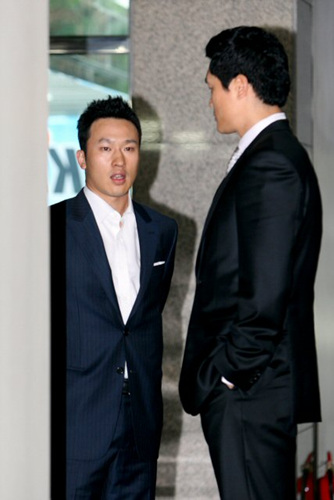 프로농구 대구 오리온스의 김승현이 13일 송파구 방이동 LG체육관에서 열린 2009 KBL 서머리그 기자회견에 예정없이 참석해 KBL 조정안에 합의했다고 발표한 뒤 연봉에 대해 구체적으로 밝혀달라는 기자들의 질문을 뒤로 하고 전희철 서울 SK 감독과 얘기를 하고 있다. 