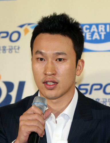김승현이 13일 송파구 방이동 LG체육관에서 열린 2009 KBL 서머리그 기자회견에 예정 없이 참석해 오리온스와의 `이면계약'에 관한 기자들의 질문에 답변하고 있다. 