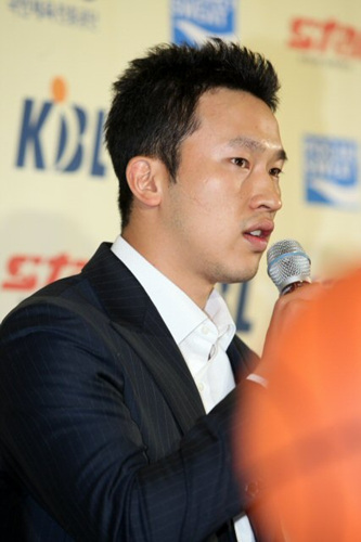프로농구 대구 오리온스 김승현이 13일 송파구 방이동 LG체육관에서 열린 2009 KBL 서머리그 기자회견에 예정없이 참석해 KBL 연봉조정안에 합의했다고 발표하며 이면계약 사실을 부인하고 있다. 김승현은 지난 2005-2006시즌이 끝나고 자유계약선수(FA)로 풀리며 오리온스와 5년 간 매년 10억5천만씩 총 52억5천만원을 받기로 하는 `이면 계약'을 한 것으로 알려졌었다. 