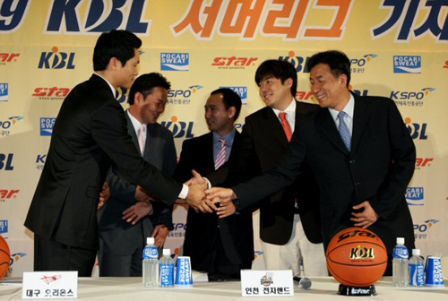 2009 KBL 서머리그 개막을 알리는 기자회견이 13일 송파구 방이동 LG체육관에서 열리고 있다. 2009 KBL 서머리그는 2008년 4월 프로농구 2군 제도가 도입된 이래 처음으로 개최되는 2군 선수들의 대회로 서울 SK, 대구 오리온스, 인천 전자랜드, 부산 KT 등 4개 구단의 2군 팀과 국군체육부대(상무)가 참여한다. 