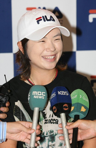 제64회 US여자오픈 골프선수권대회에서 우승한 지은희가 14일 오전 인천공항으로 입국해 인터뷰를 하던 중 환하게 웃음짓고 있다. 